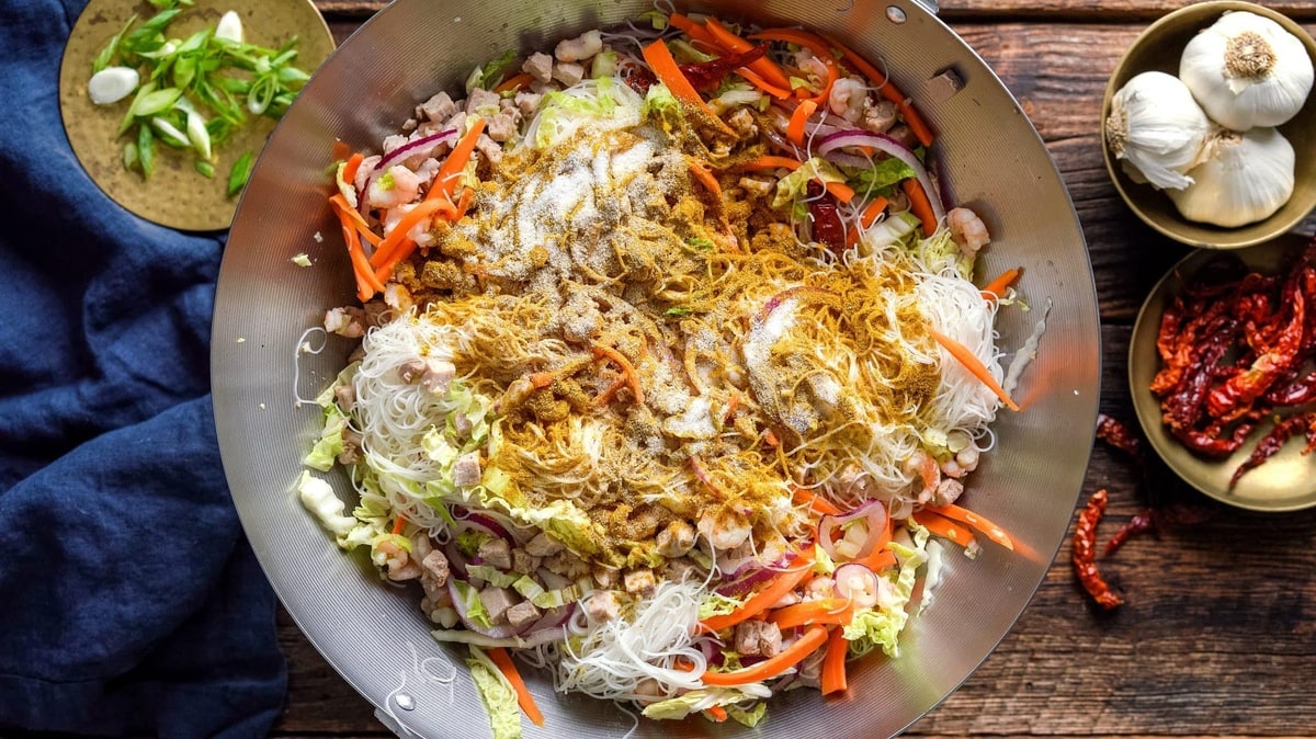 Curry powder, salt, and white pepper sprinkled evenly.