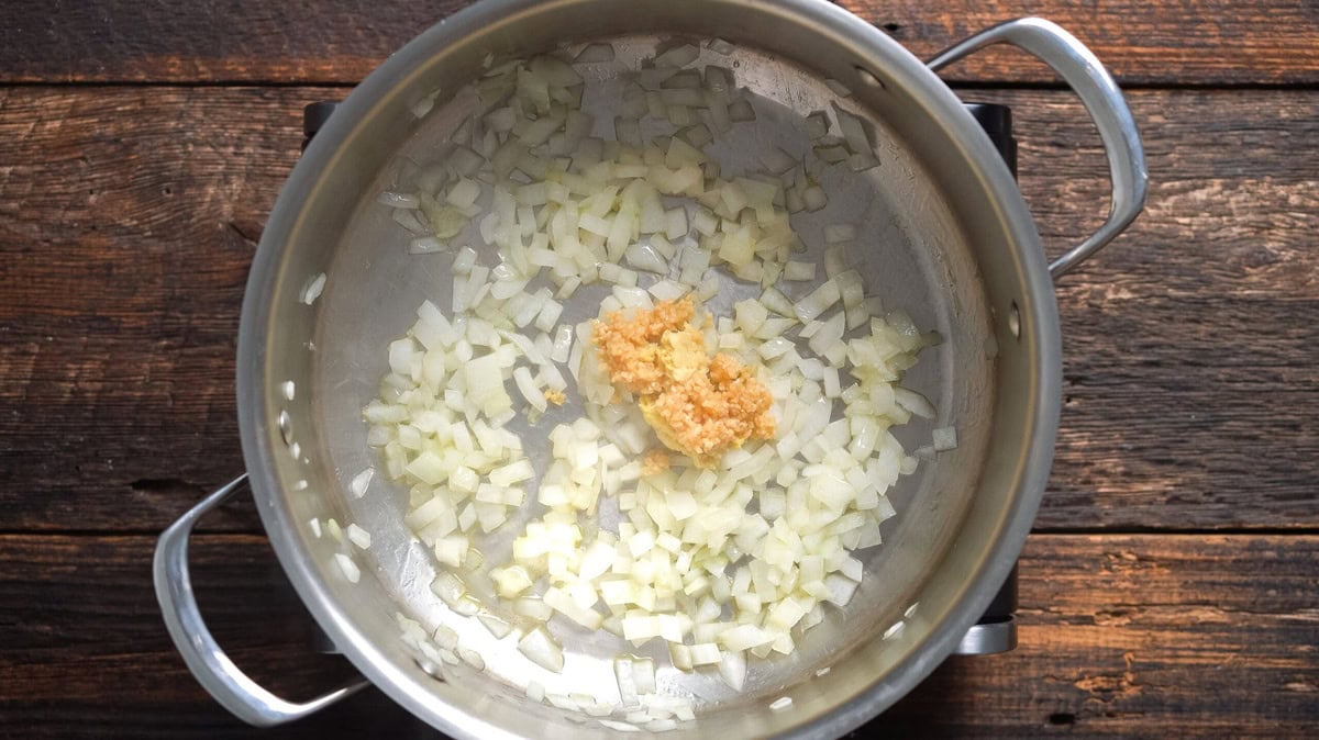 Added garlic and ginger to the skillet.